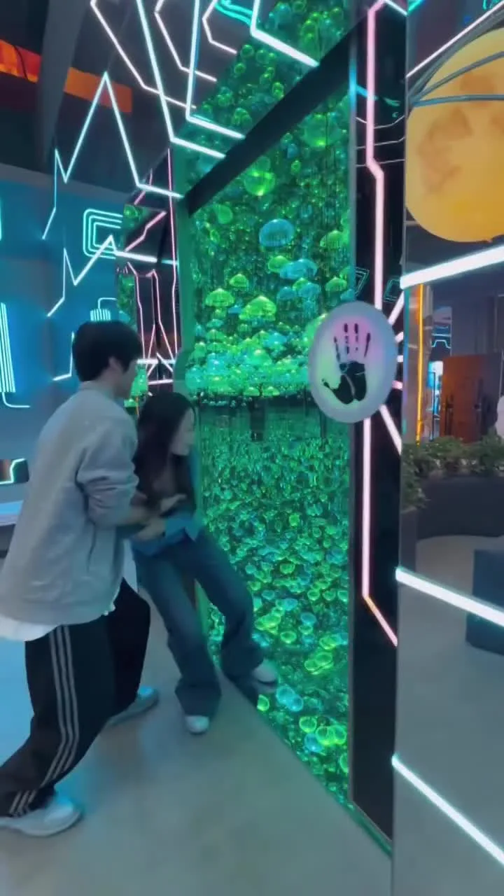 המהפכה המרחבית: למה הארגון שלכם חייב מערכת VR CAVE?