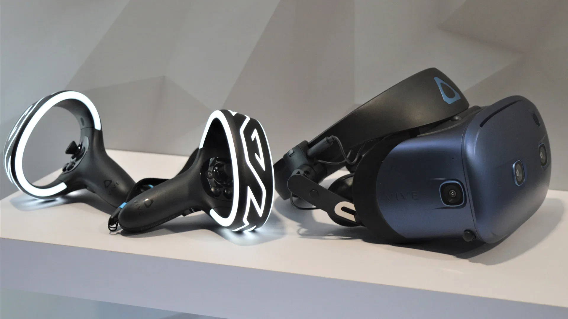 מה זה? משקפי מציאות מדומה HTC VIVE Cosmos.