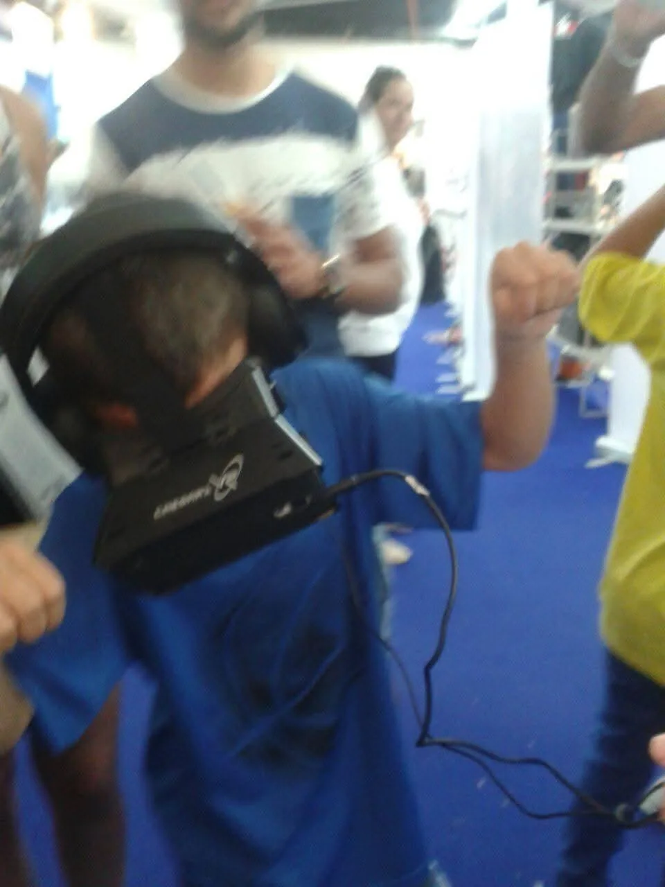ילד עם משקף קיסר בתערוכת אוטומוטור, אפריל 2015