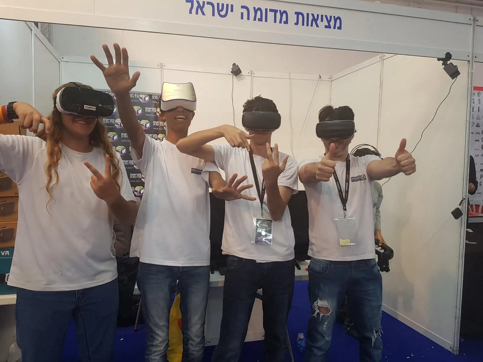 הצוות בדוכן מציאות מדומה ישראל באוטומוטור