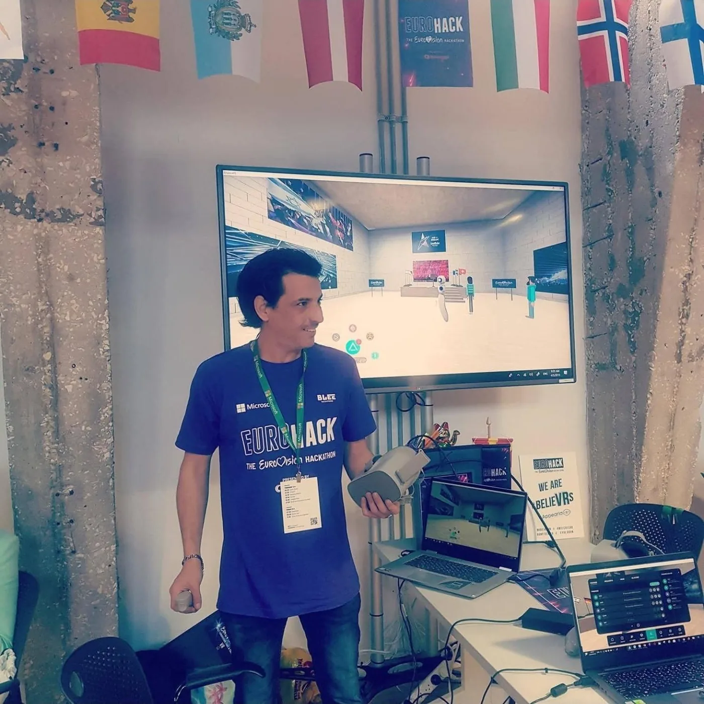 עמית קיסר ב־EuroHack, עם משקף מול סביבת מציאות מדומה