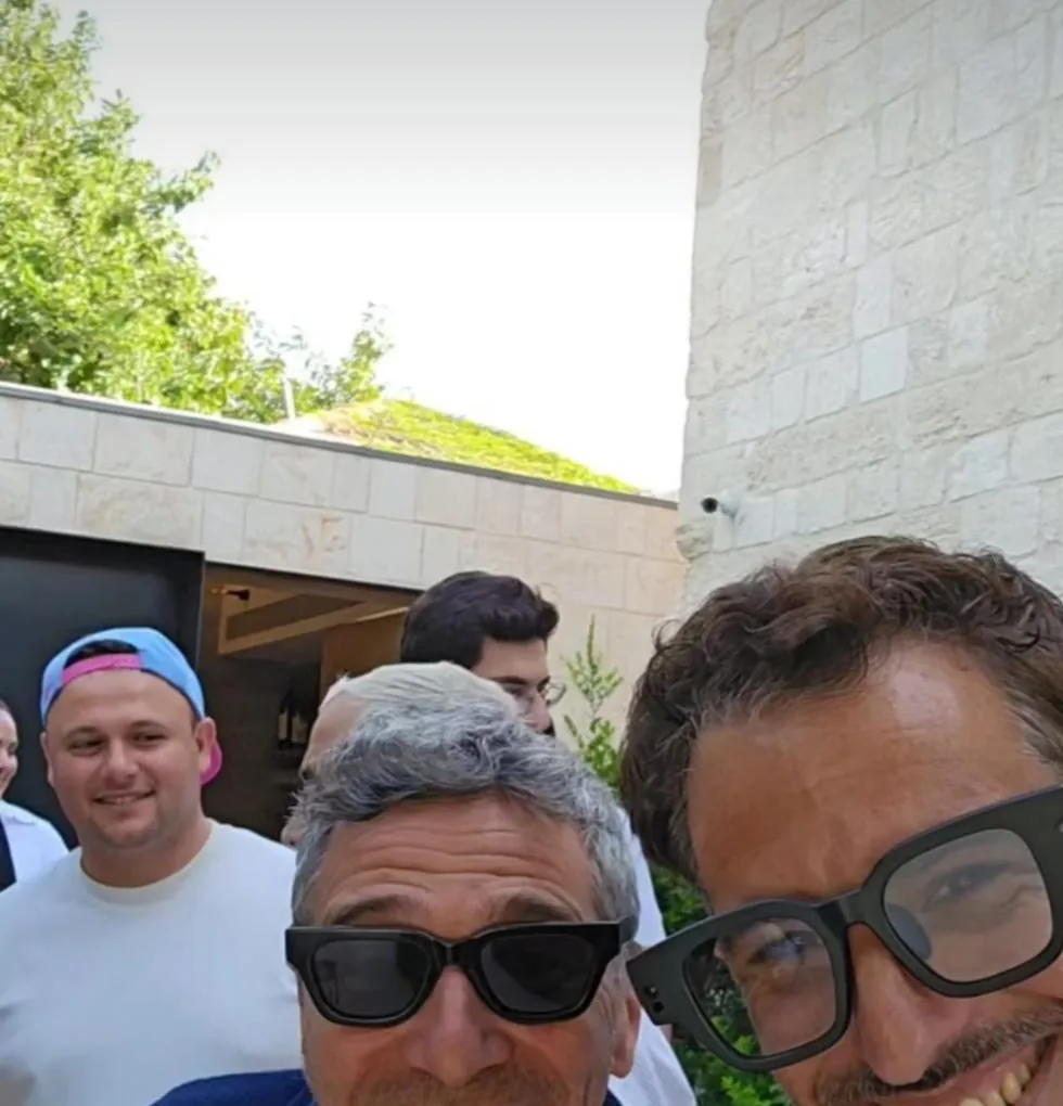 עמית קיסר עם אורח באירוע פנגו, עם ריי-באן מטא