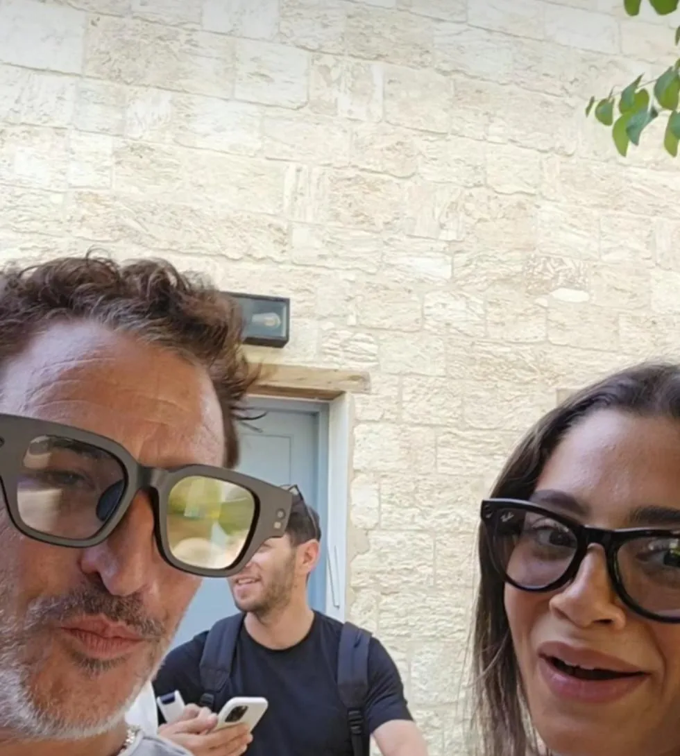 עמית קיסר עם אורחת באירוע פנגו, עם ריי-באן מטא