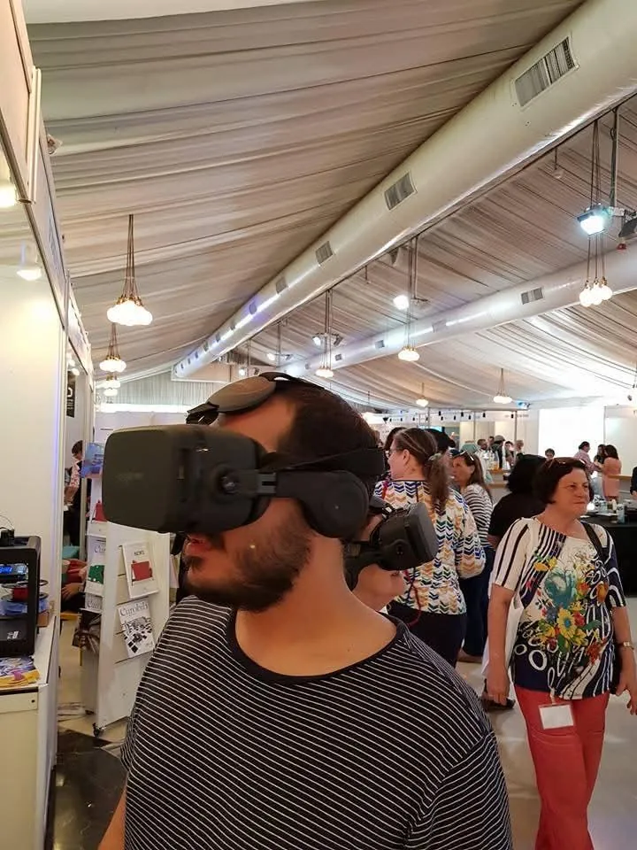 מבקר עם משקף במעבר של תערוכת המורים
