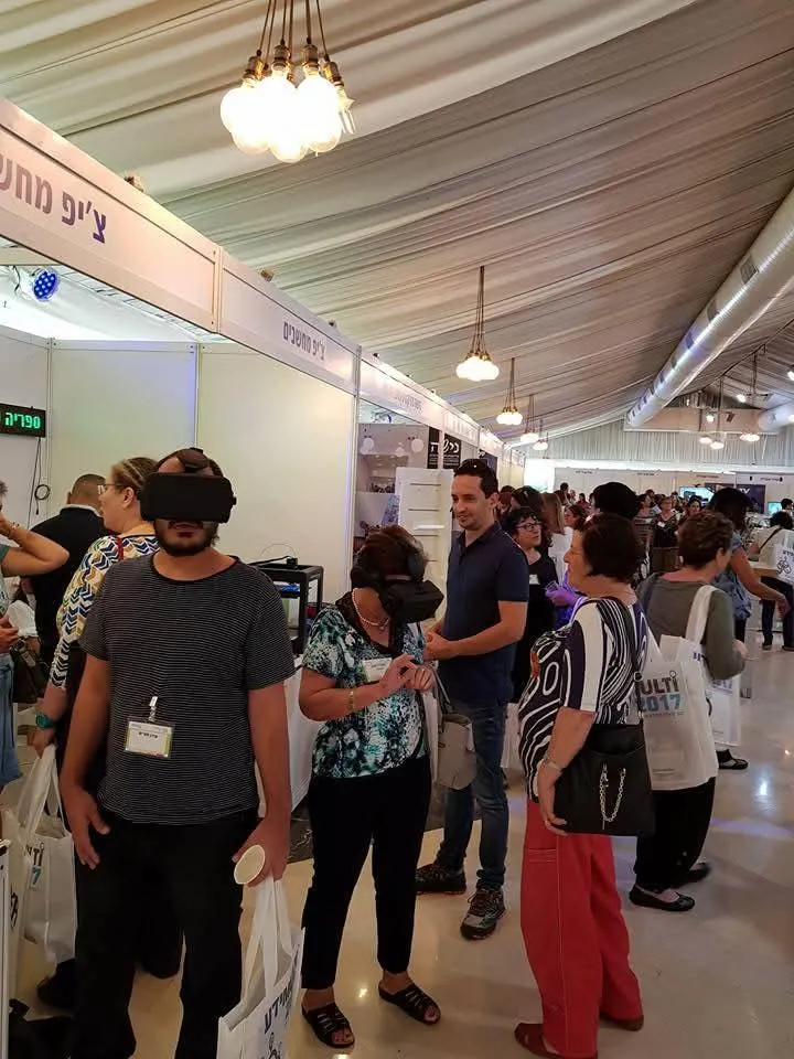 הדגמת משקפי מציאות מדומה למבקרים בתערוכת המורים