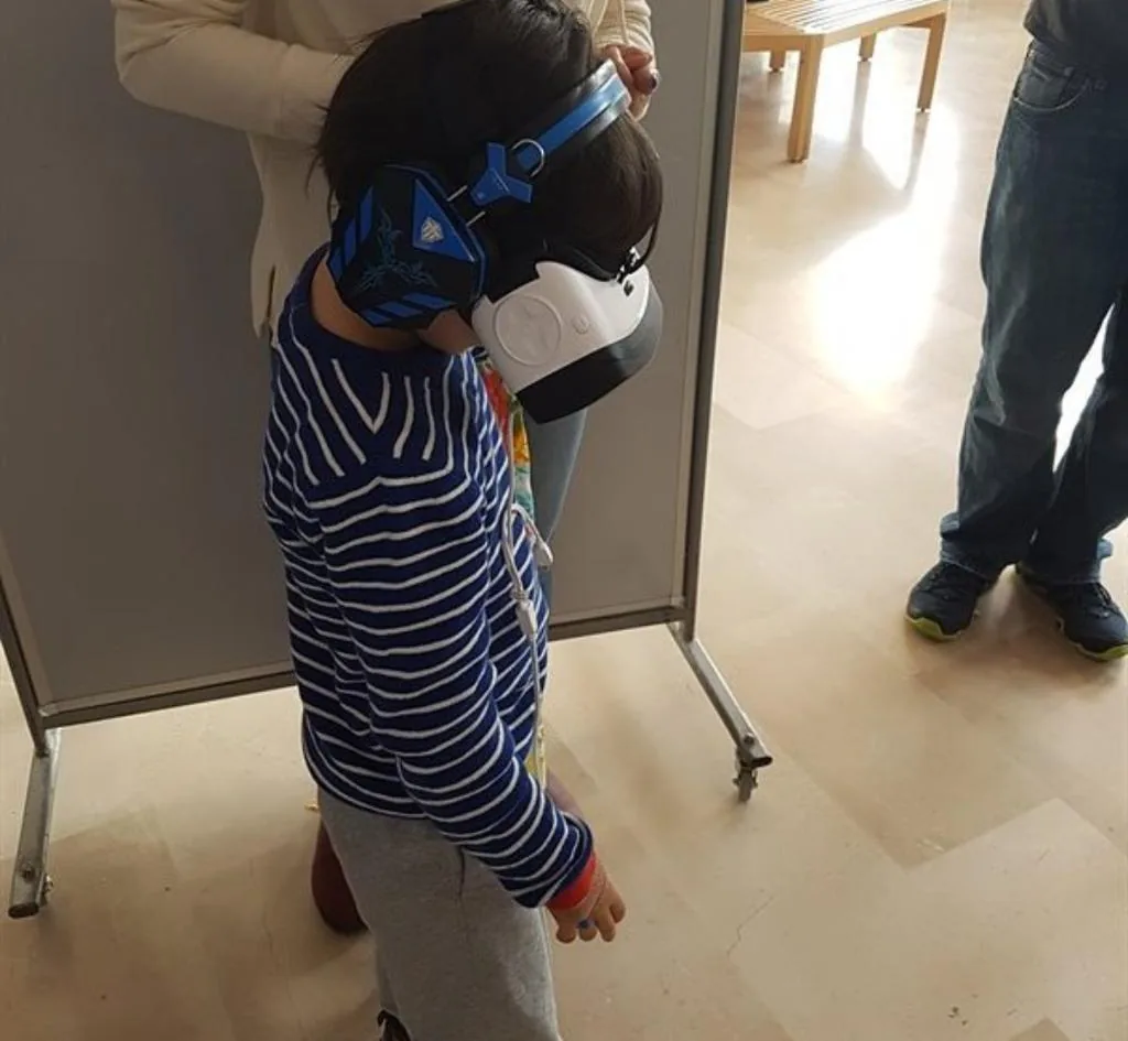 ילד עם משקף מציאות מדומה, בהתנדבות בחנוכה 2016