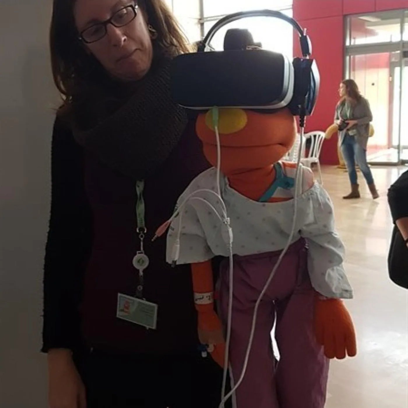 בובה עם משקף מציאות מדומה, בבית החולים