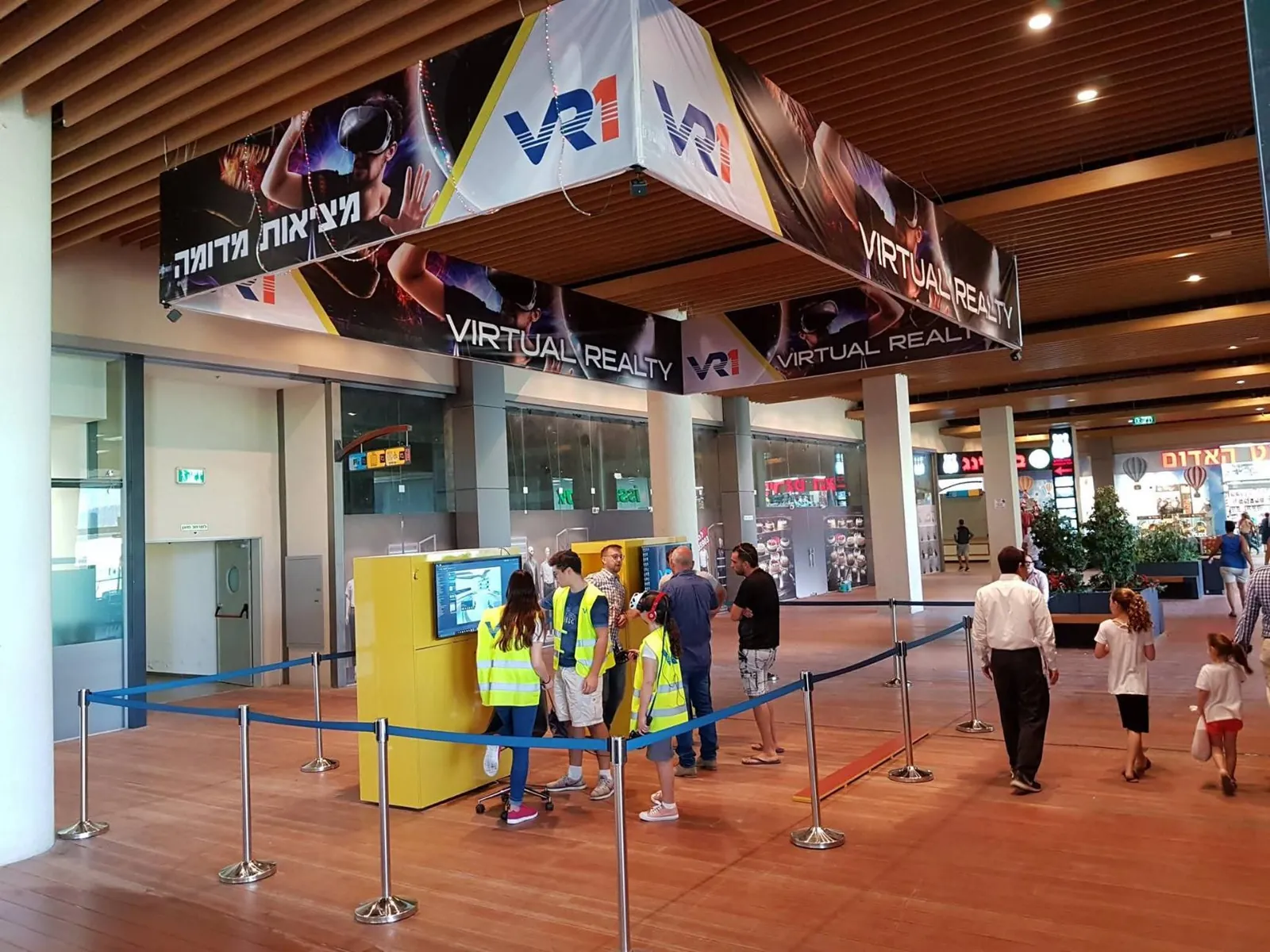 תור למתחם VR1, עם עמדות צהובות