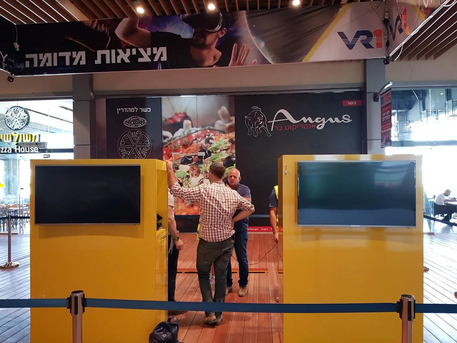 הקמת עמדות המתחם, המסכים עדיין כבויים