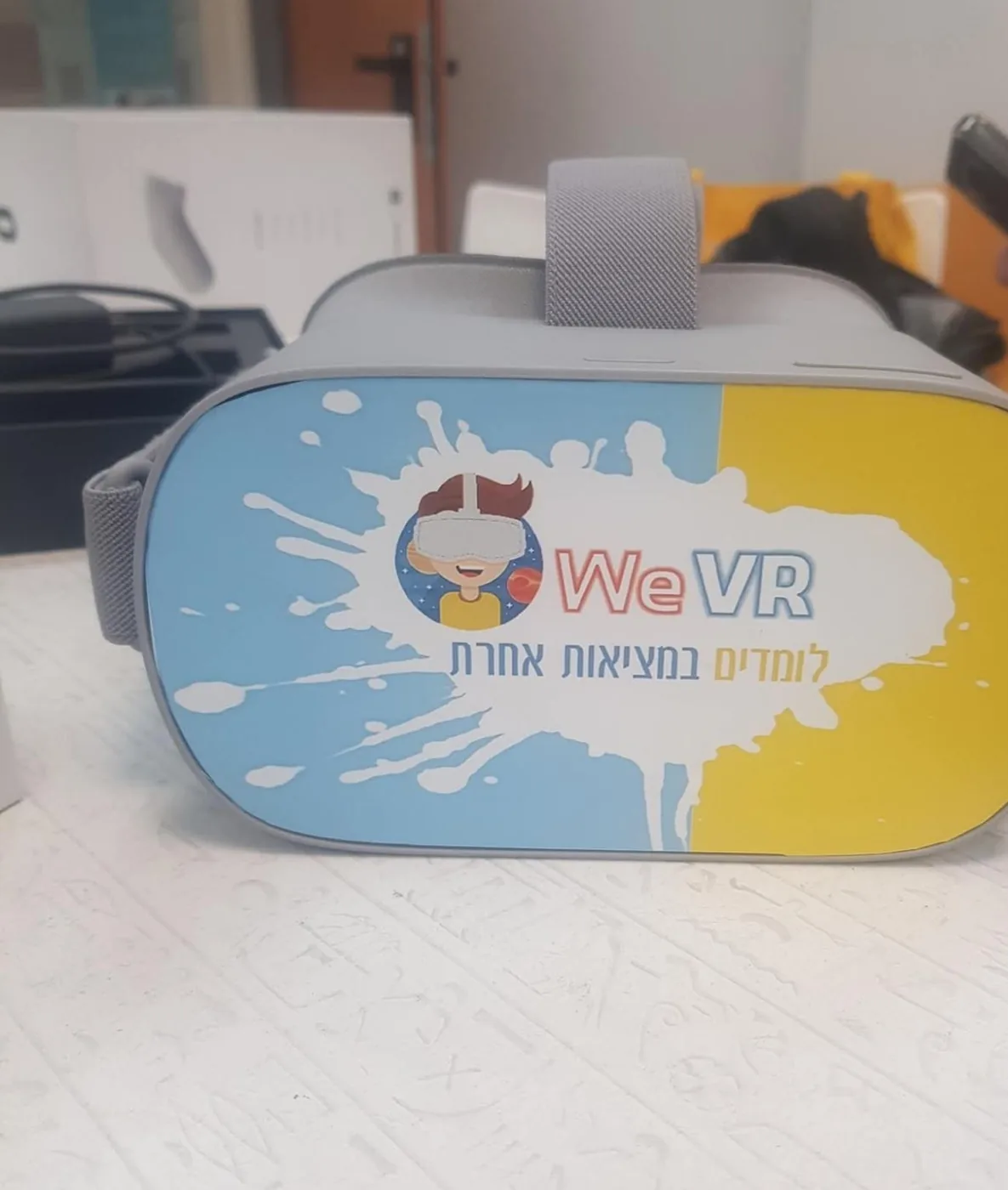 משקף We VR לפרויקט בתי הספר, עם הכיתוב לומדים במציאות אחרת