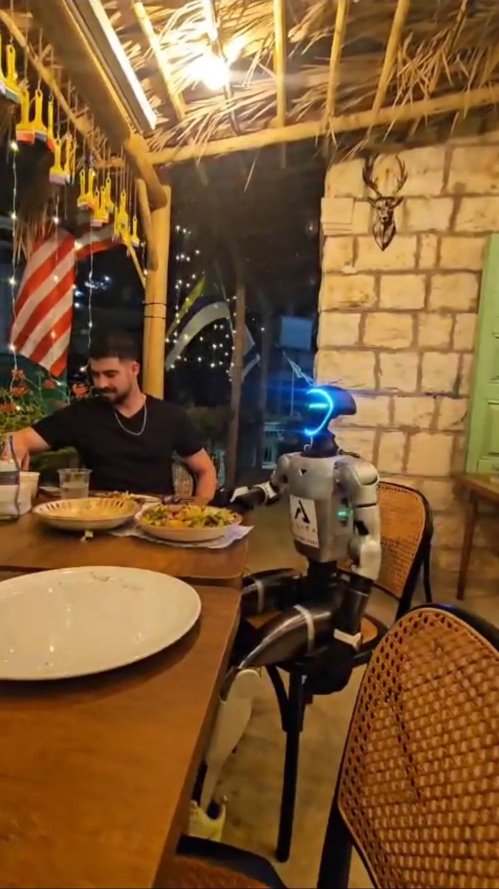 אליטה יושבת לשולחן במסעדה בחרפיש
