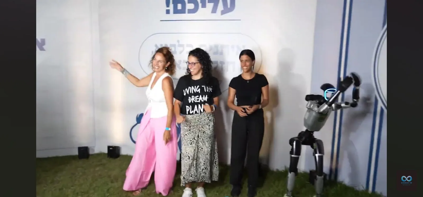 אליטה מצטלמת עם אורחות אחרי המופע