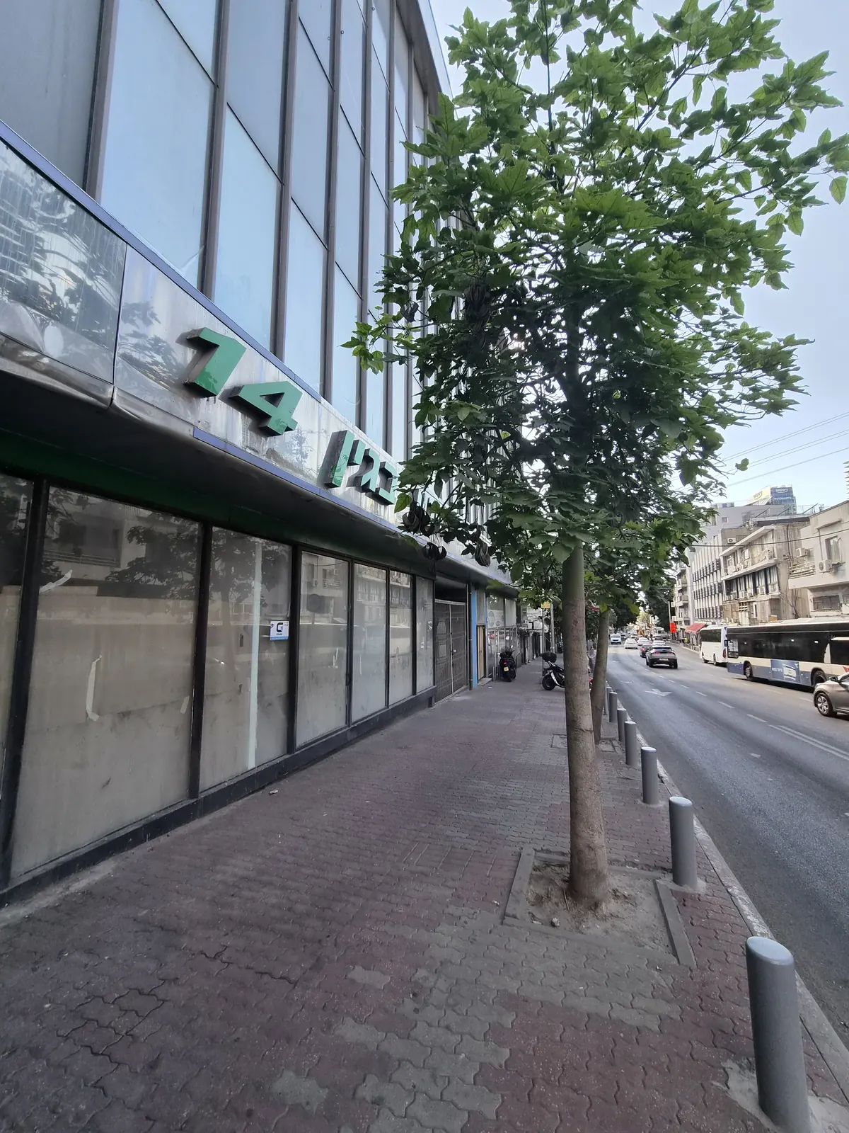 הרחוב מול דרך מנחם בגין 14, בניין מספר 14
