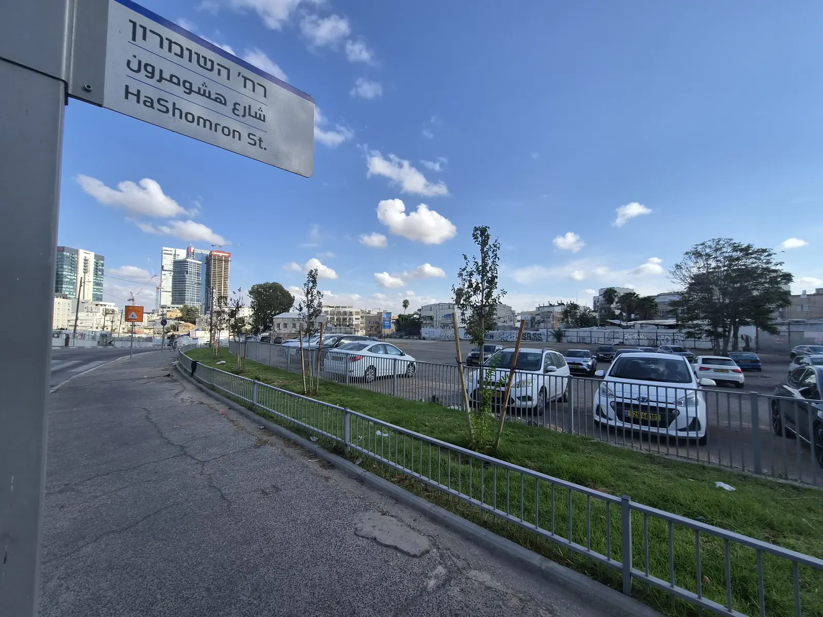 שלט רחוב השומרון והחניון הצמוד לחנות