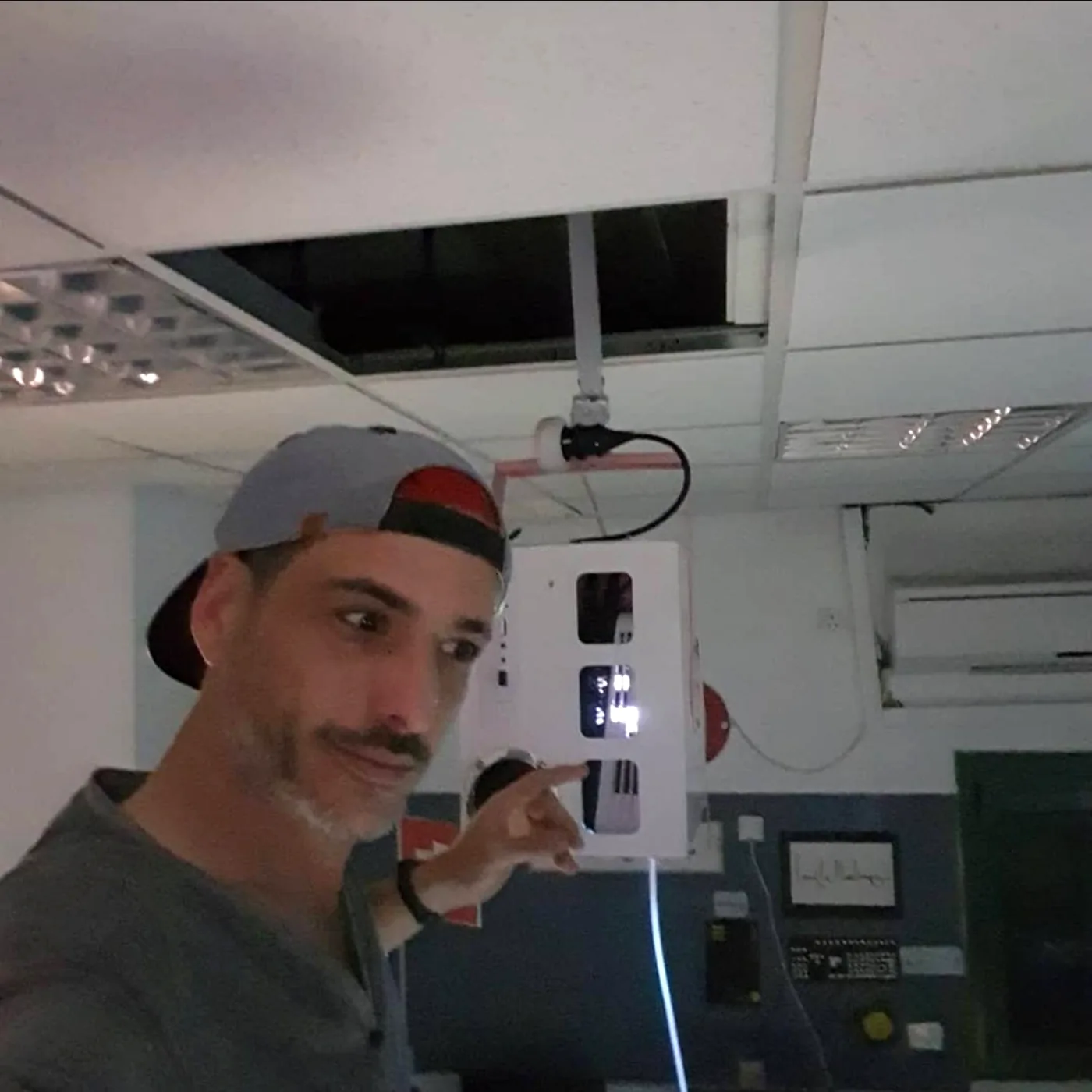 התקנת מקרן אינטראקטיבי בתקרה