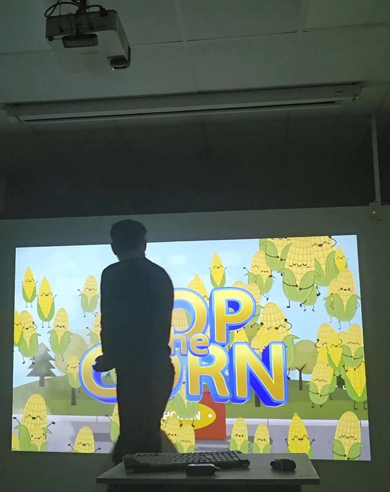 התקנת מקרן אינטראקטיבי, משחק Pop the Corn על הקיר