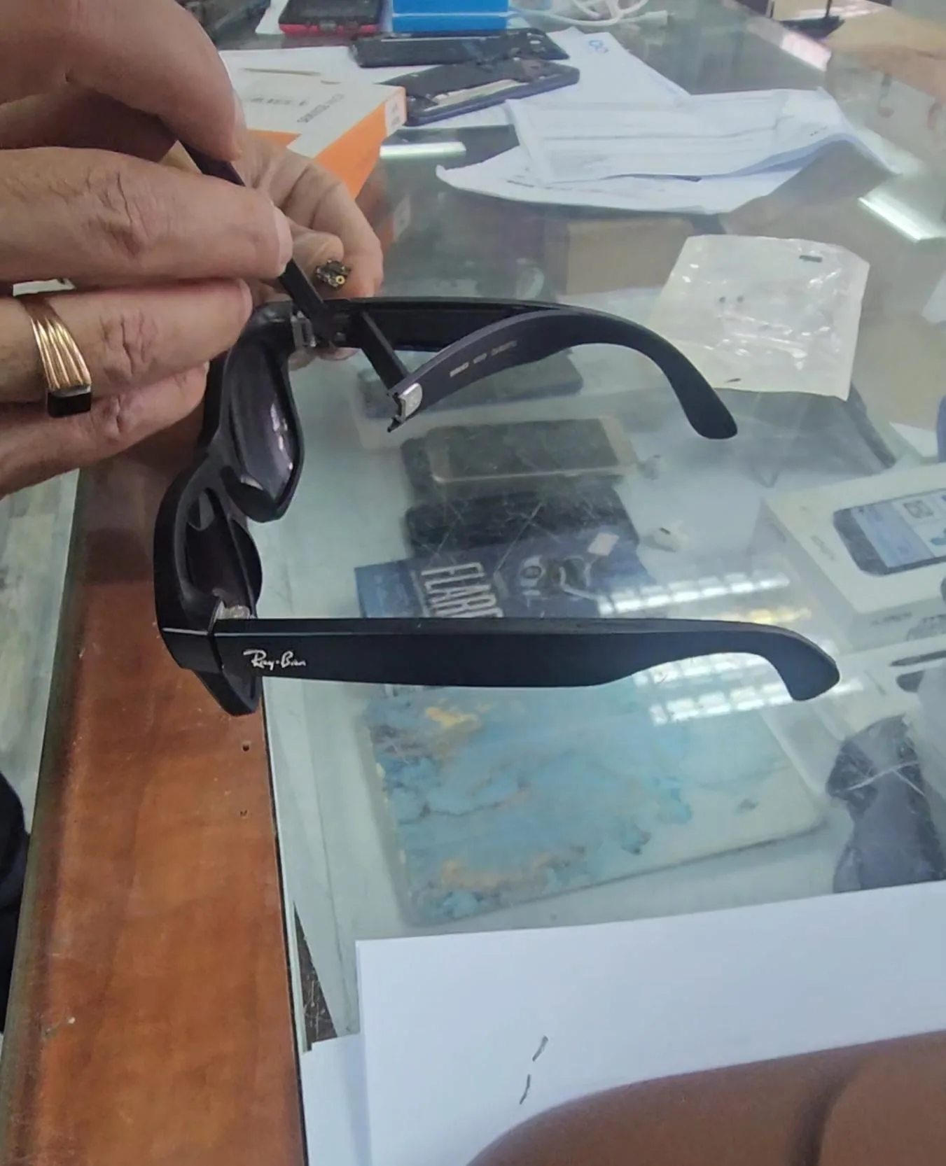 מעבדת תיקונים ושירות מקצועי למשקפי Ray-Ban Meta ומשקפיים חכמים