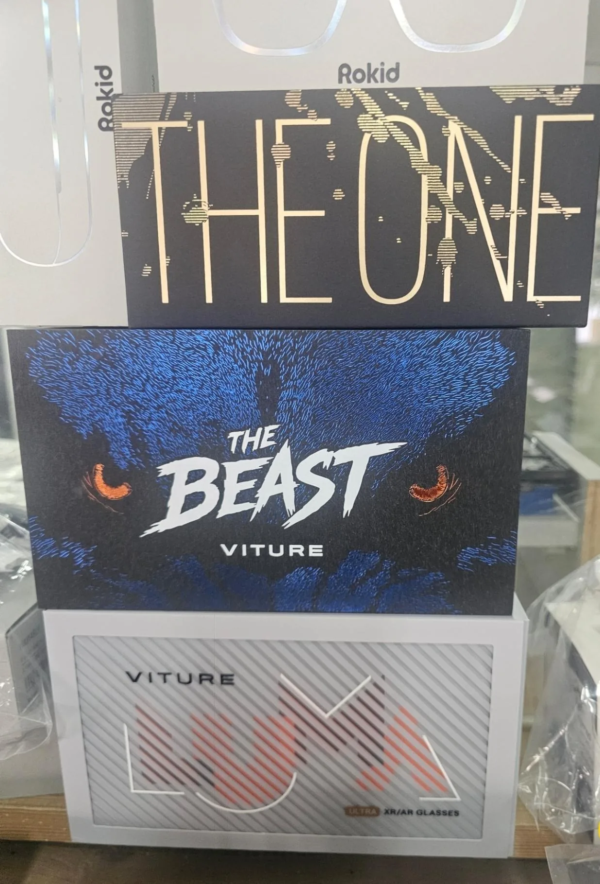 קופסאות Rokid, Viture One, Viture Beast ו-Viture Luma על המדף באולם