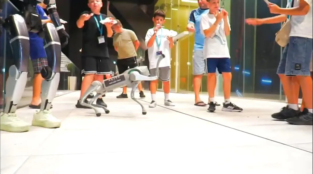כלב רובוט Alita בין ילדים באירוע