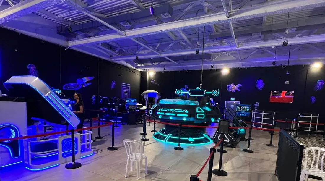 אולם Space Run VR בראשון לציון, סימולטור עגול ומתקן הטיה בתאורת ניאון