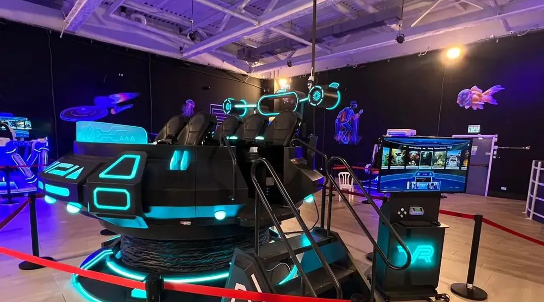סימולטור עגול עם מושבים ועמדת מסך ב-Space Run VR