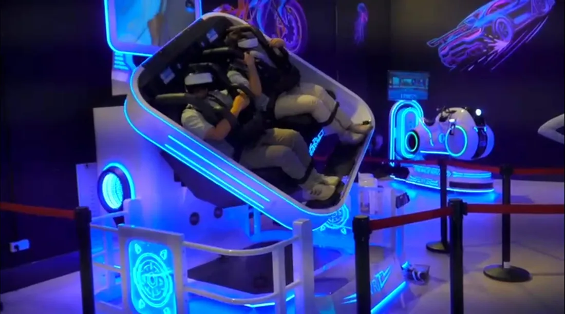 פוד כפול של מציאות מדומה ב-Space Run VR, שני רוכבים עם משקפי VR