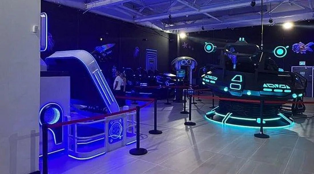 מתקן הטיה לבן וסימולטור עגול באולם Space Run VR