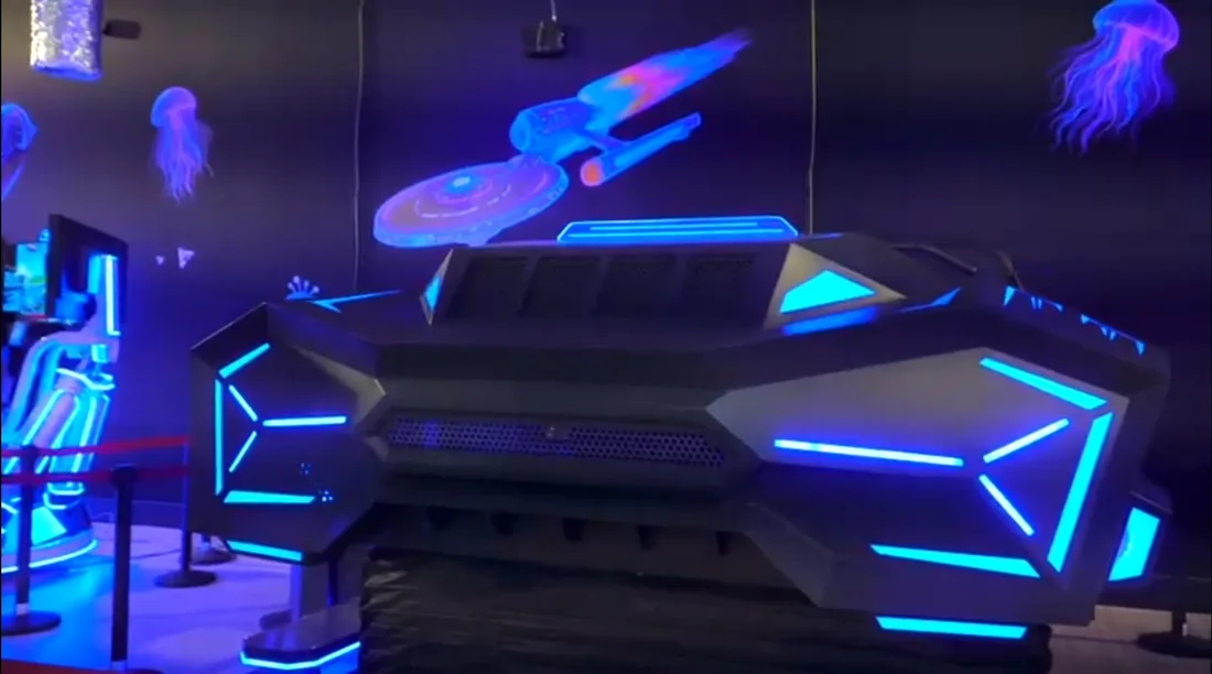 סימולטור כהה עם פסי ניאון כחולים באולם Space Run VR